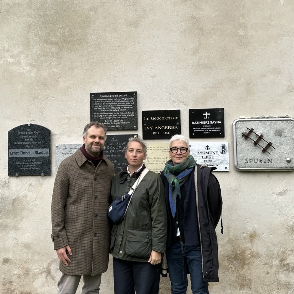 Enthüllung einer Gedenktafel am Schloss Hartheim nahe Linz